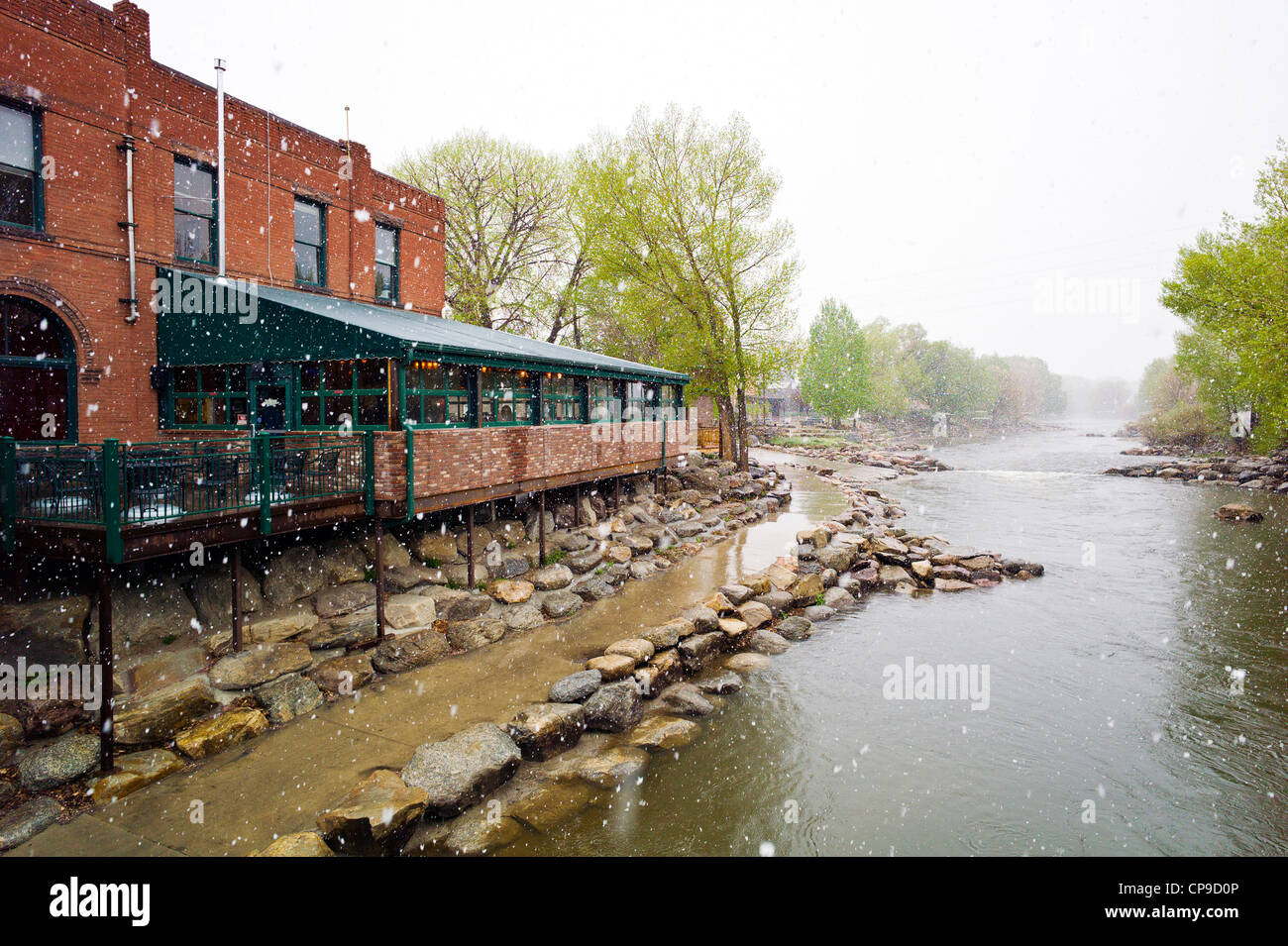 Bootshaus Cantina Restaurant und eine Bar mit Blick auf den Arkansas River. Anfang Mai Schneesturm, historische Innenstadt, Salida, CO Stockfoto