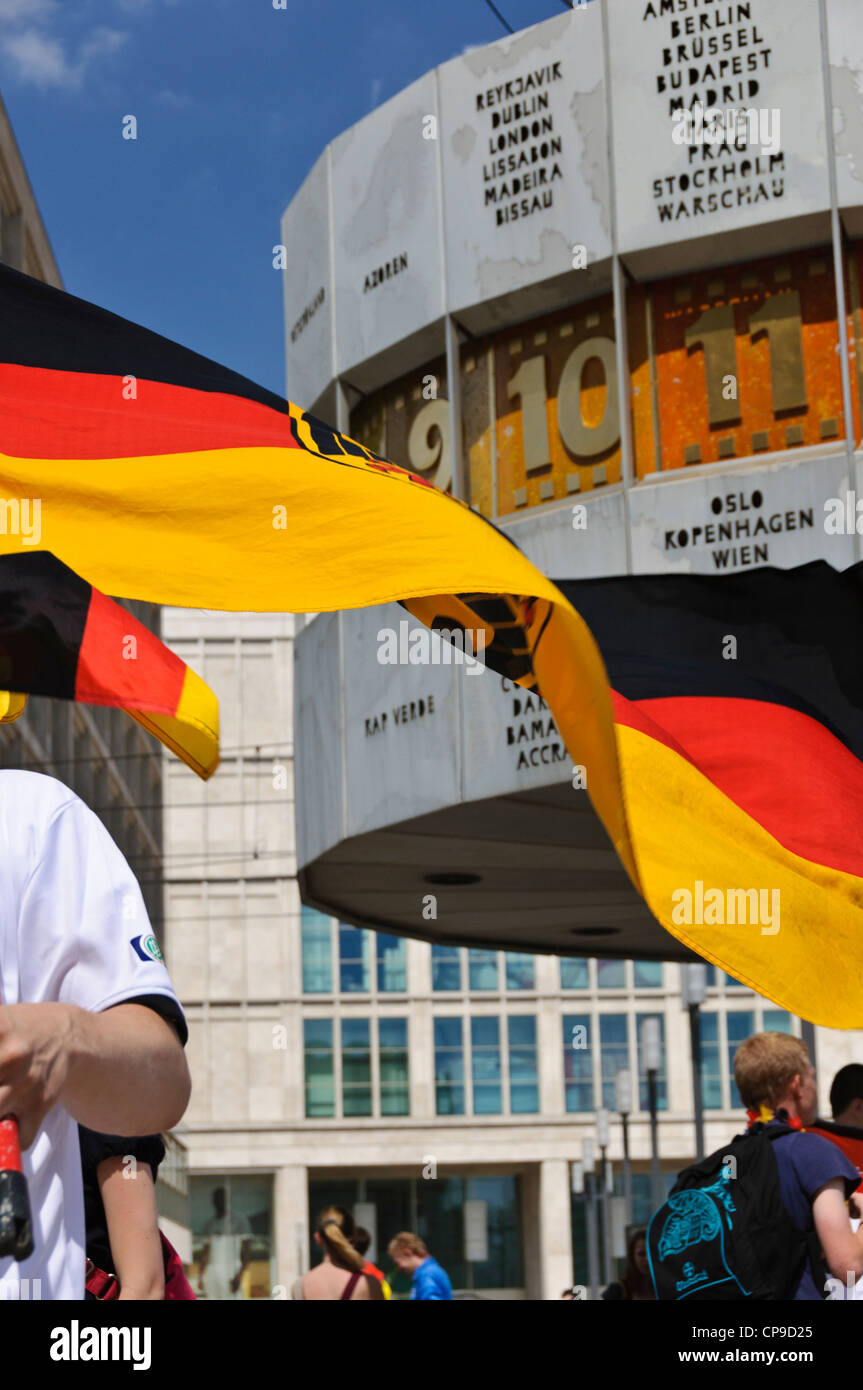 Fußball-Fußball-Fans mit deutscher Flagge feiern UEFA Europa Meisterschaft EM Urania Weltzeituhr Alexanderplatz Berlin Deutschland Stockfoto