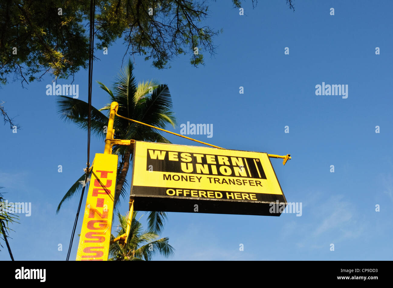 Zeichen post Western Union Money Transfer angeboten hier, blauen Himmel,  Kokos-Palmen - Sabang Puerto Galera Philippinen Südost-Asien  Stockfotografie - Alamy