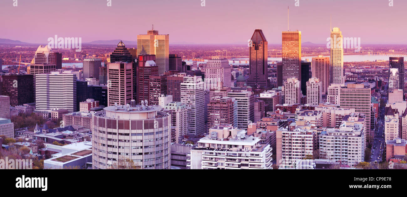 Lizenz verfügbar unter MaximImages.com - Panoramablick auf Downtown Montreal, Montreal Centre-Ville Skyline bei Sonnenuntergang. Quebec, Kanada. Stockfoto