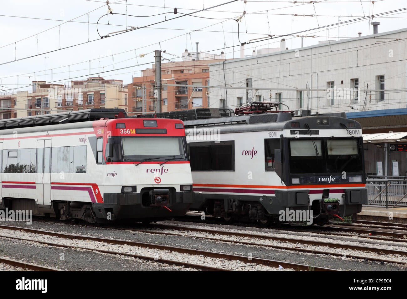 Züge im Hauptbahnhof von Tarragona, Spanien Stockfoto