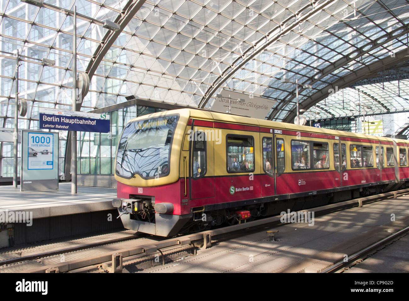 Der Deutschen Bahn in Berlin - eine S-Bahn im Hauptbahnhof Interieur einer Station Stockfoto
