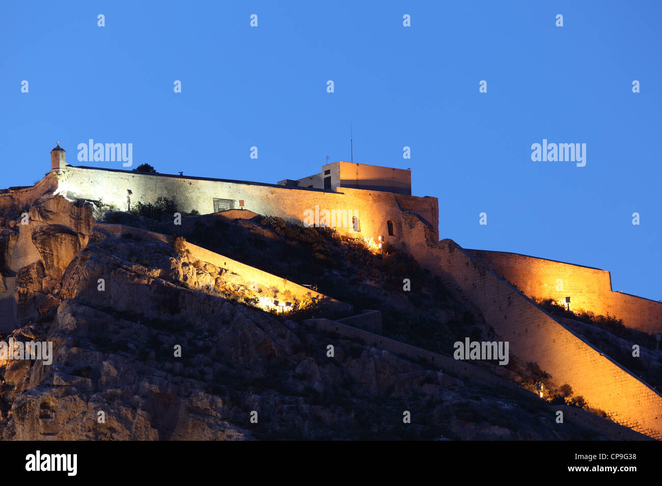 Santa Barbara Burg bei Nacht beleuchtet. Alicante, Spanien Stockfoto
