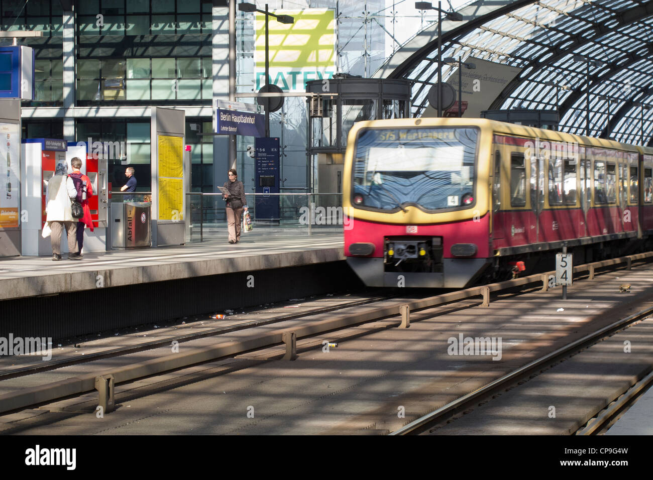 Der Deutschen Bahn in Berlin - eine S-Bahn im Hauptbahnhof Interieur einer Station Stockfoto