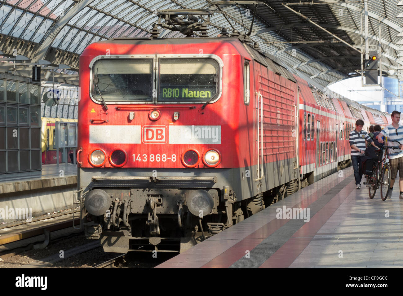 Die Deutsche Bahn in Berlin - Spandau.  Ein Hauptzweig Personenzug warten auf Einrichtung einer Station fahren Stockfoto
