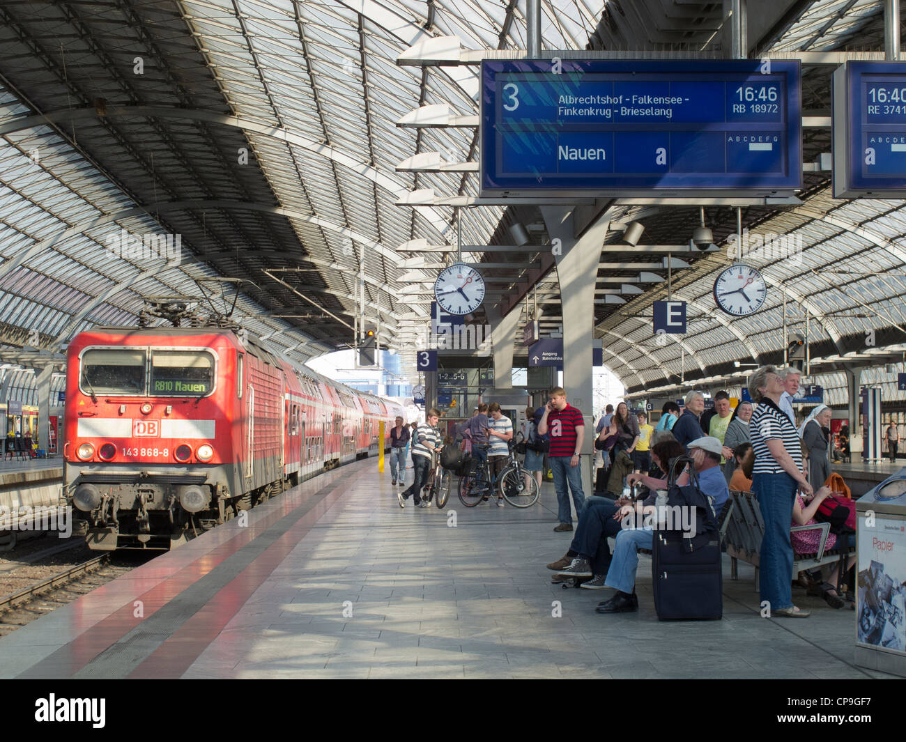 Die Deutsche Bahn in Berlin - Spandau. Ein Hauptzweig Personenzug warten auf Einrichtung einer Station fahren Stockfoto