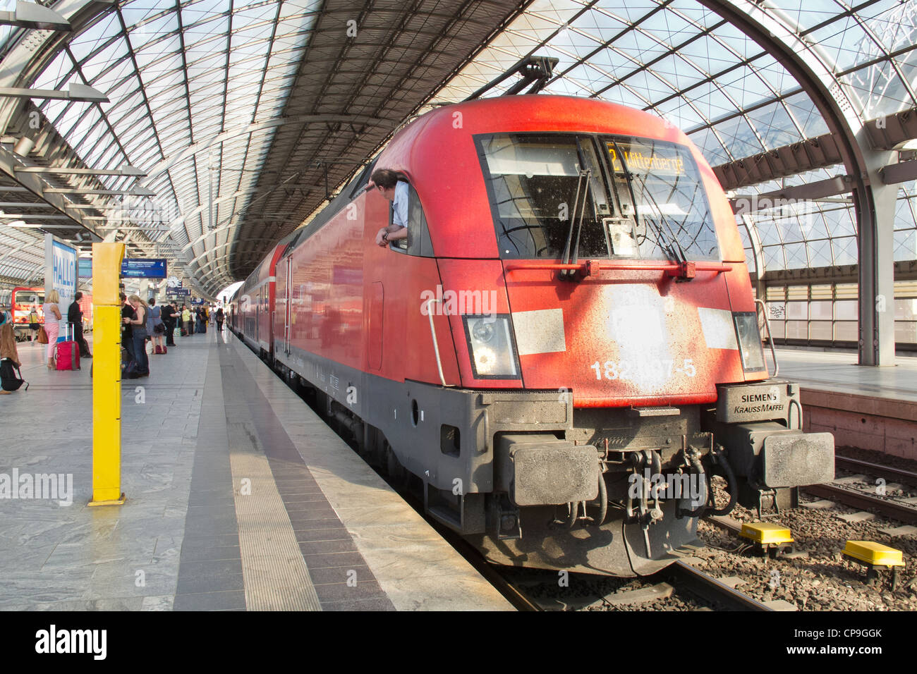 Die Deutsche Bahn in Berlin - Spandau. Ein Hauptzweig Personenzug warten auf Einrichtung einer Station fahren Stockfoto