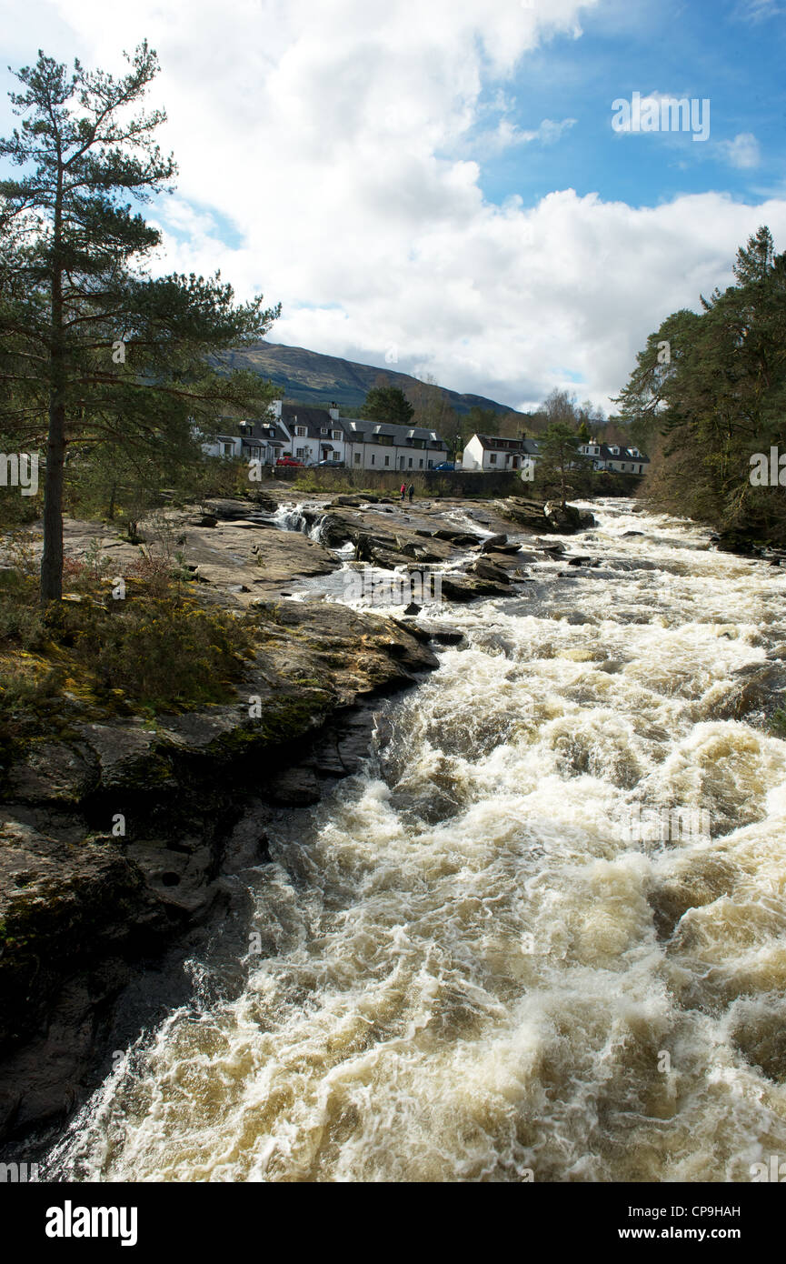 Killin das malerische Dorf an der Spitze des Loch Tay und das Wasser fällt aus dem Fluss Dochart, die durch das Dorf fließen Stockfoto