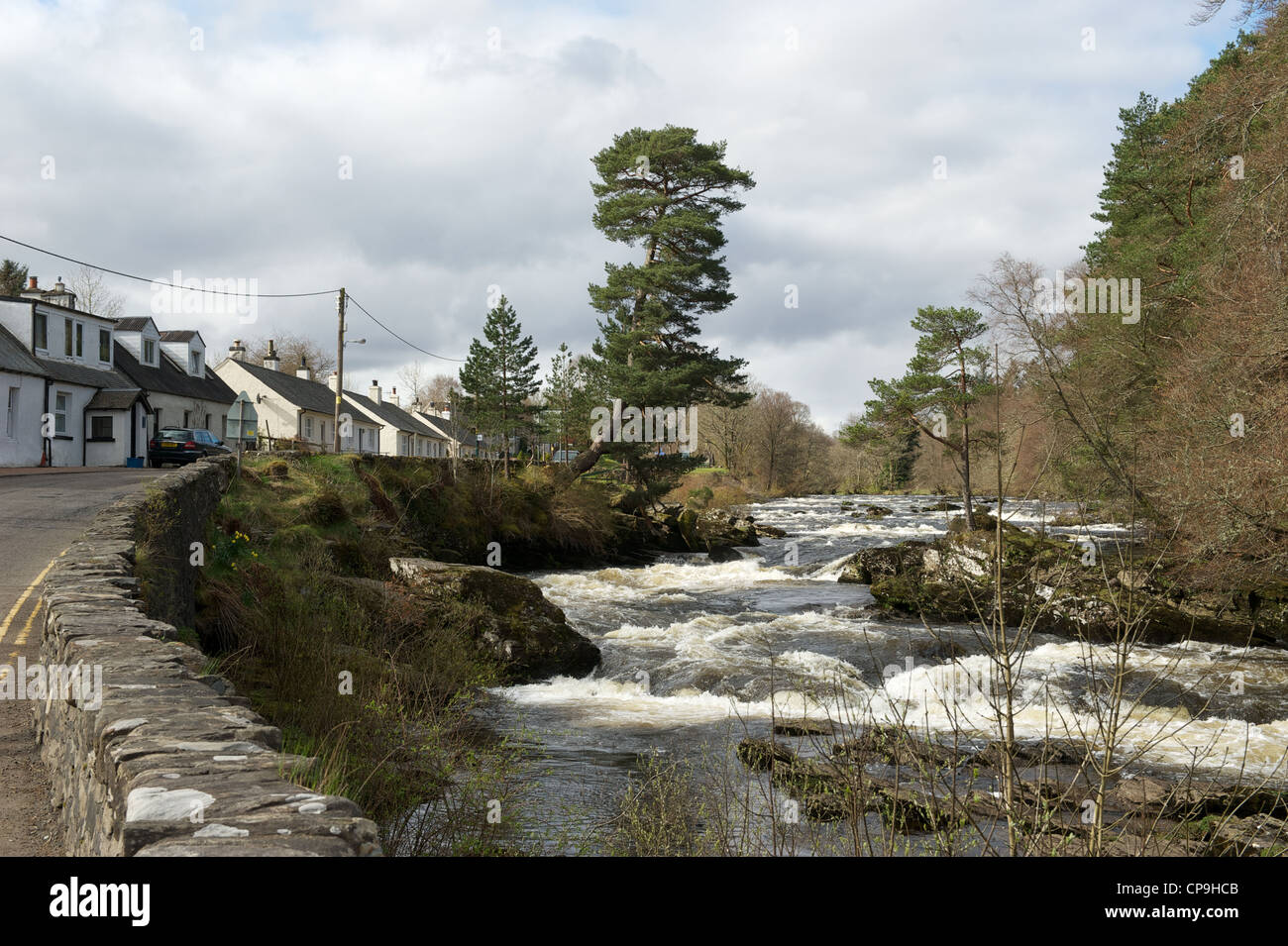 Killin das malerische Dorf an der Spitze des Loch Tay und das Wasser fällt aus dem Fluss Dochart, die durch das Dorf fließen Stockfoto
