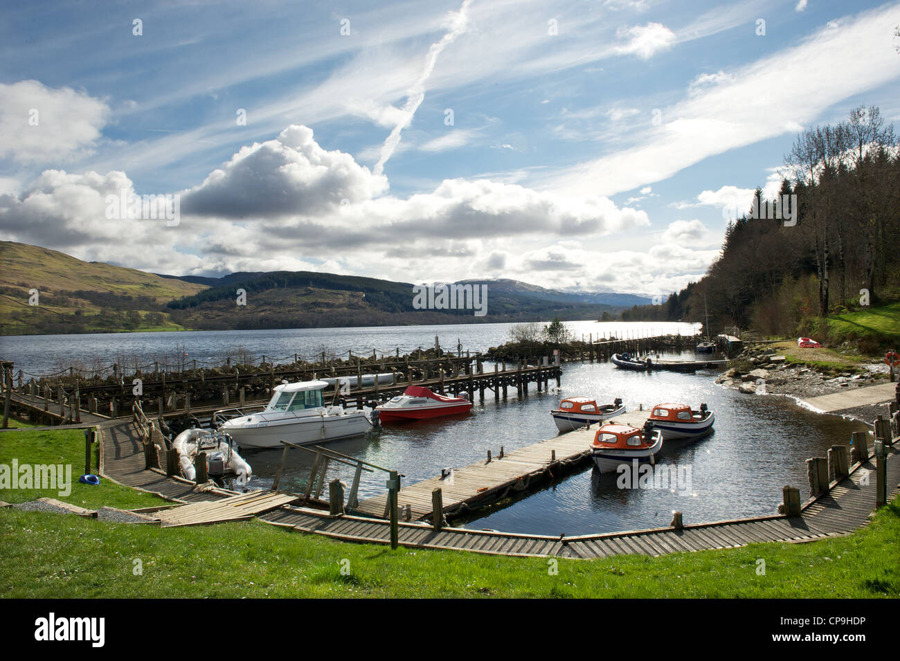 Boote am Loch Tay nahe dem Dorf Killin, Schottland Stockfoto
