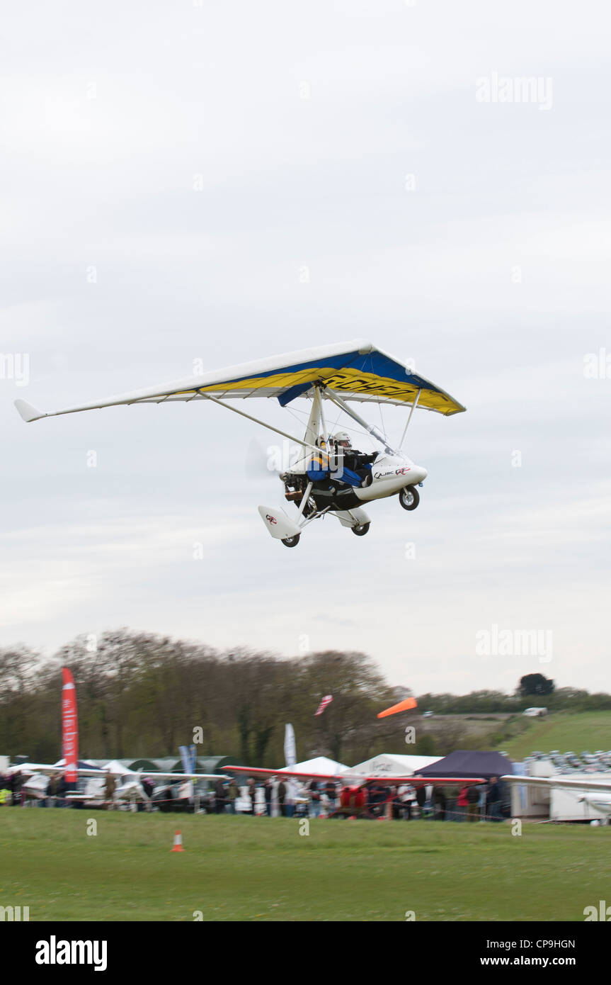 P & M Aviation Quik GTR Flexwing Ultraleichtflugzeug Registrierung G-CHFO startet vom Popham Flugplatz in der Nähe von Basingstoke, Hampshire, England Stockfoto