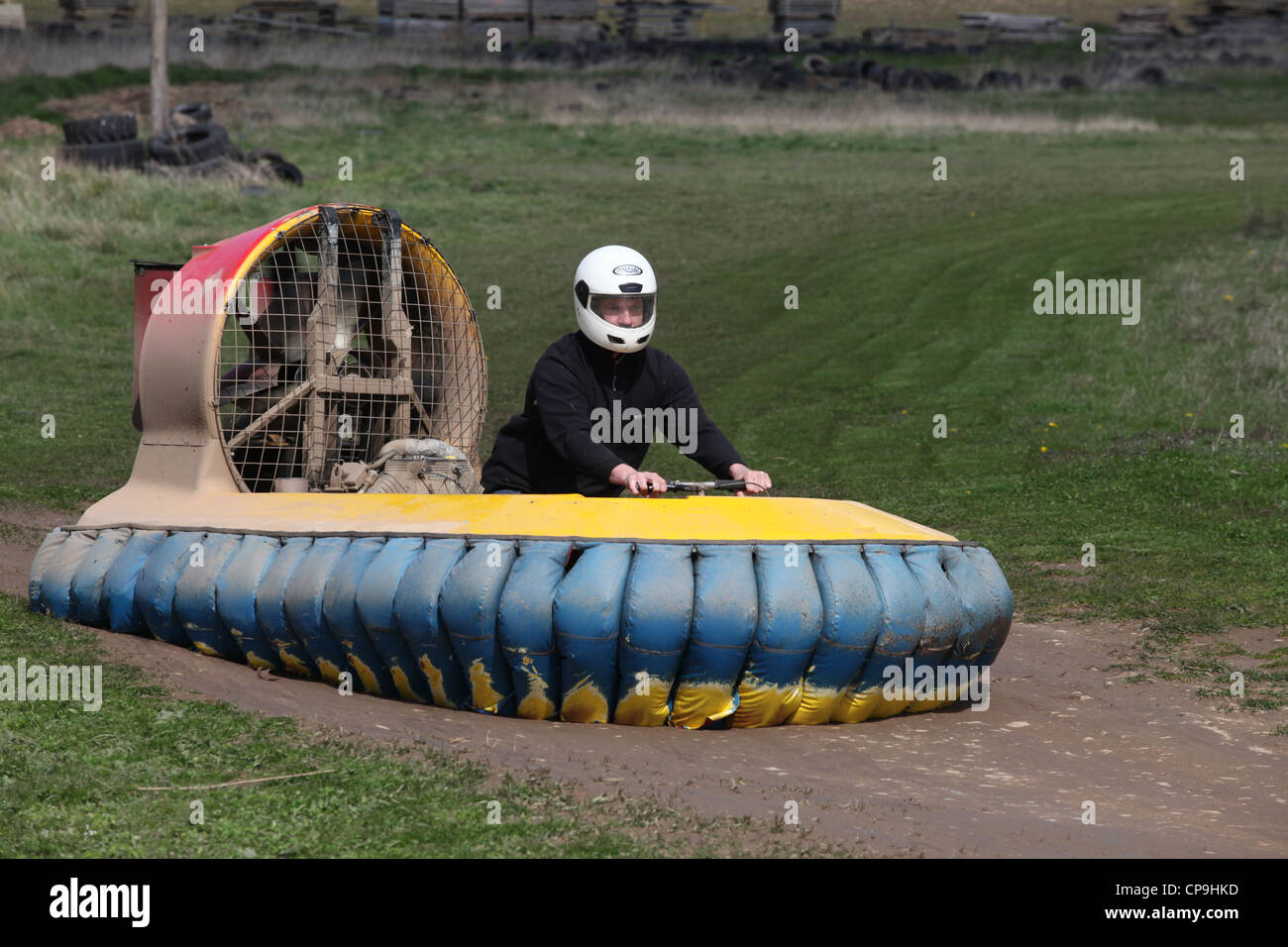 Mann reitet auf einer Rennstrecke auf ein Miniatur-Hovercraft. Das neue Fahrzeug ist beliebt als Teil der Mens Gruppen und Junggesellenabschiede. Stockfoto