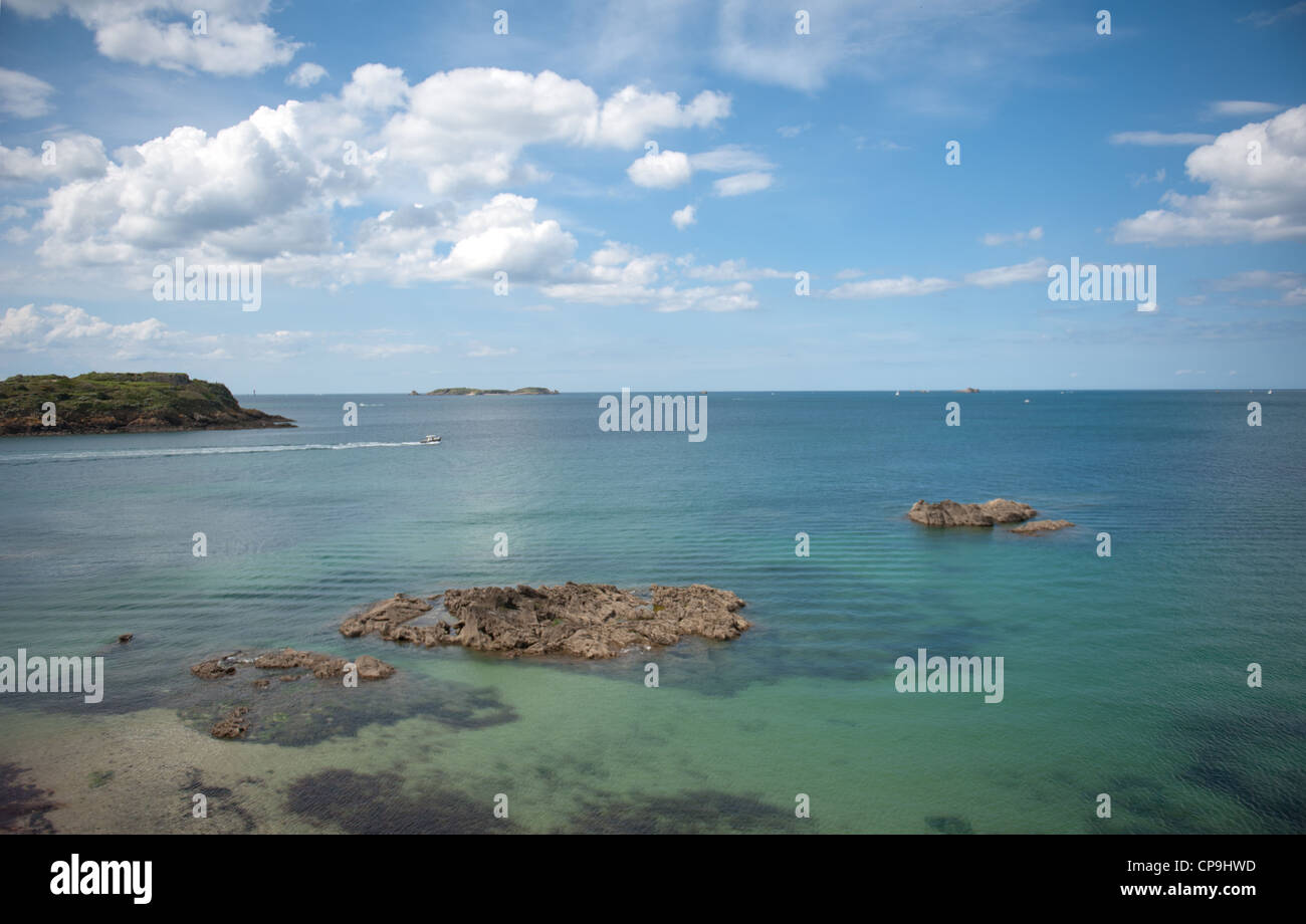 Ein Cluster von felsigen Inseln befinden sich in der Bucht von Saint Malo in Ille-et-Villaine, Bretagne, Frankreich Stockfoto