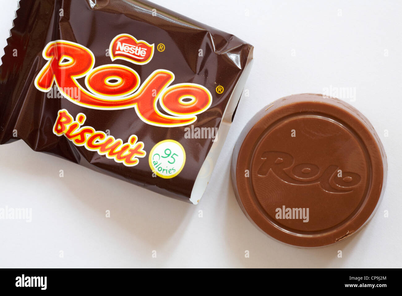 Nestle Rolo Keks geöffnet mit Inhalt von Wrapper auf weißem Hintergrund entfernt Stockfoto