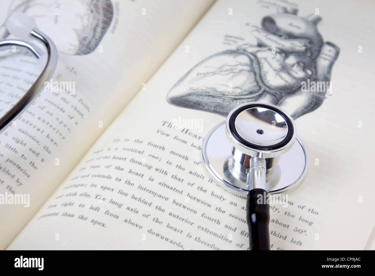 Stethoskop über ein offenes medizinisches Buch. Das Bild enthält ein original Kupferstich von Carl Heitzmann 1887, englische Ausgabe von der Stockfoto