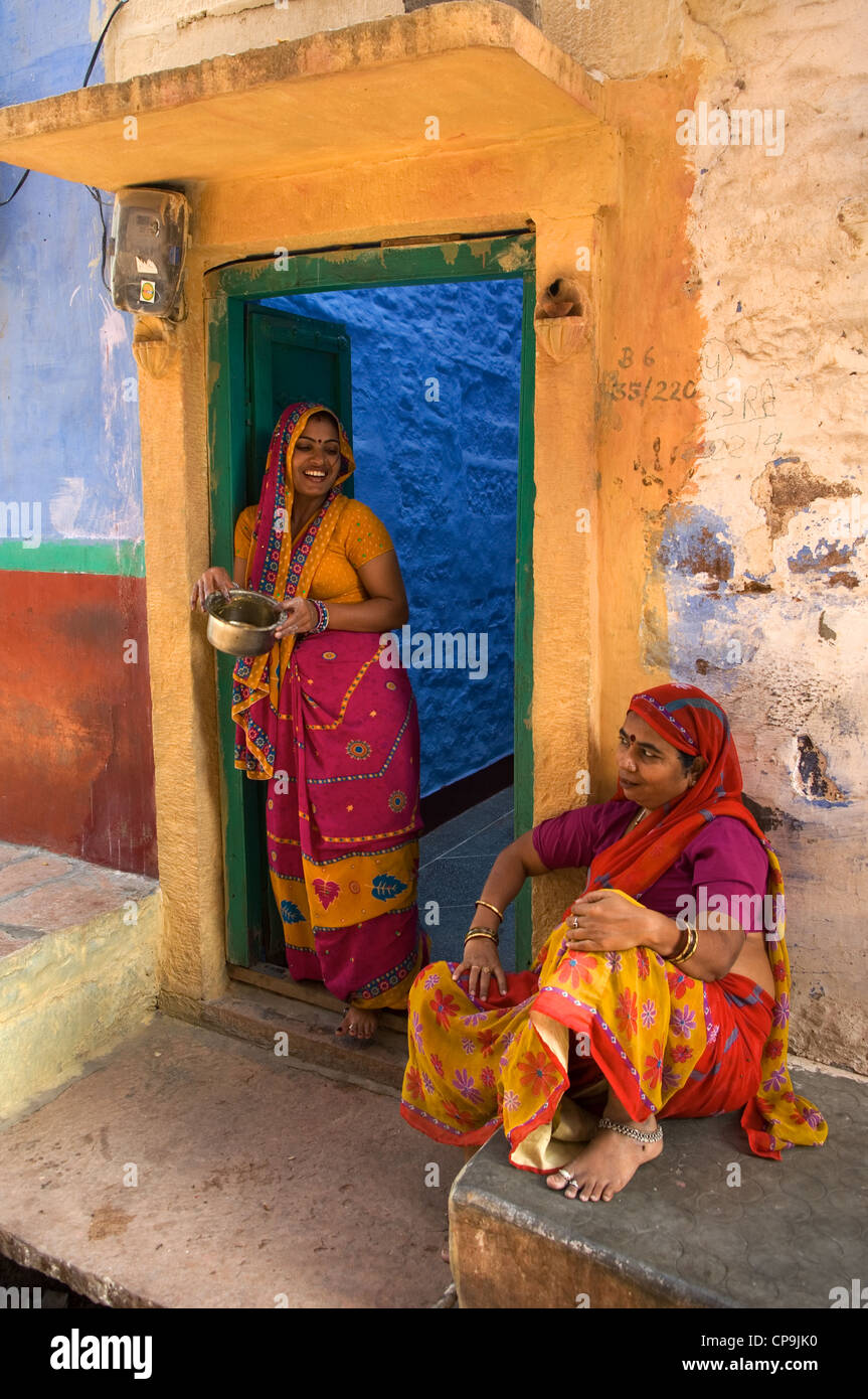 Die Wände der Wohnungen in der alten Stadt Jodhpur sind blau, die engen Gassen kühl zu halten und frei von Mücken, Jodhpur, Rajasthan, Indien gestrichen Stockfoto