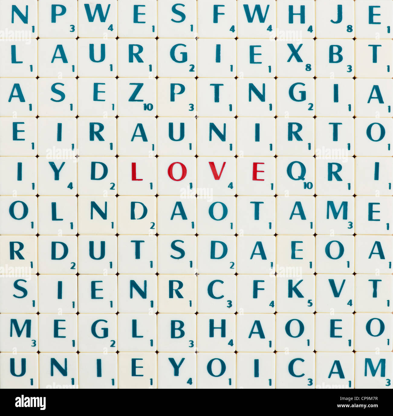 Scrabble-Buchstaben mit dem Wort Liebe rot hervorgehoben Stockfoto