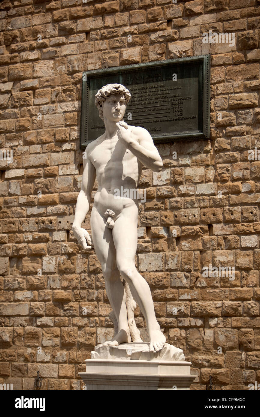 Eine Statue des David von Michelangelo am Piazzo della Signoria, Florenz gelegen. Stockfoto