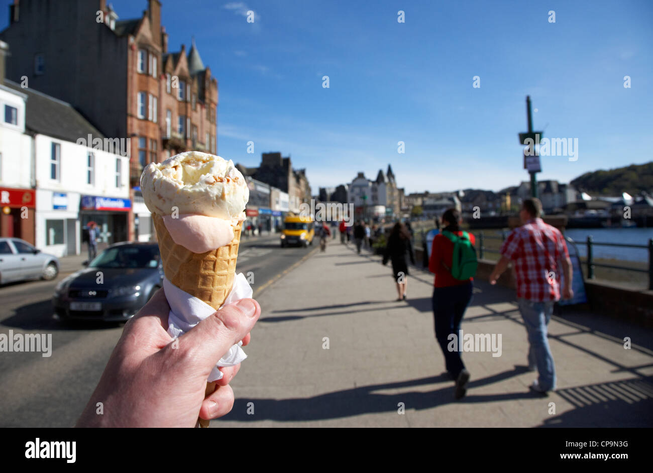 tragen ein Eis an der Strandpromenade in Oban Schottland, Vereinigtes Königreich Stockfoto