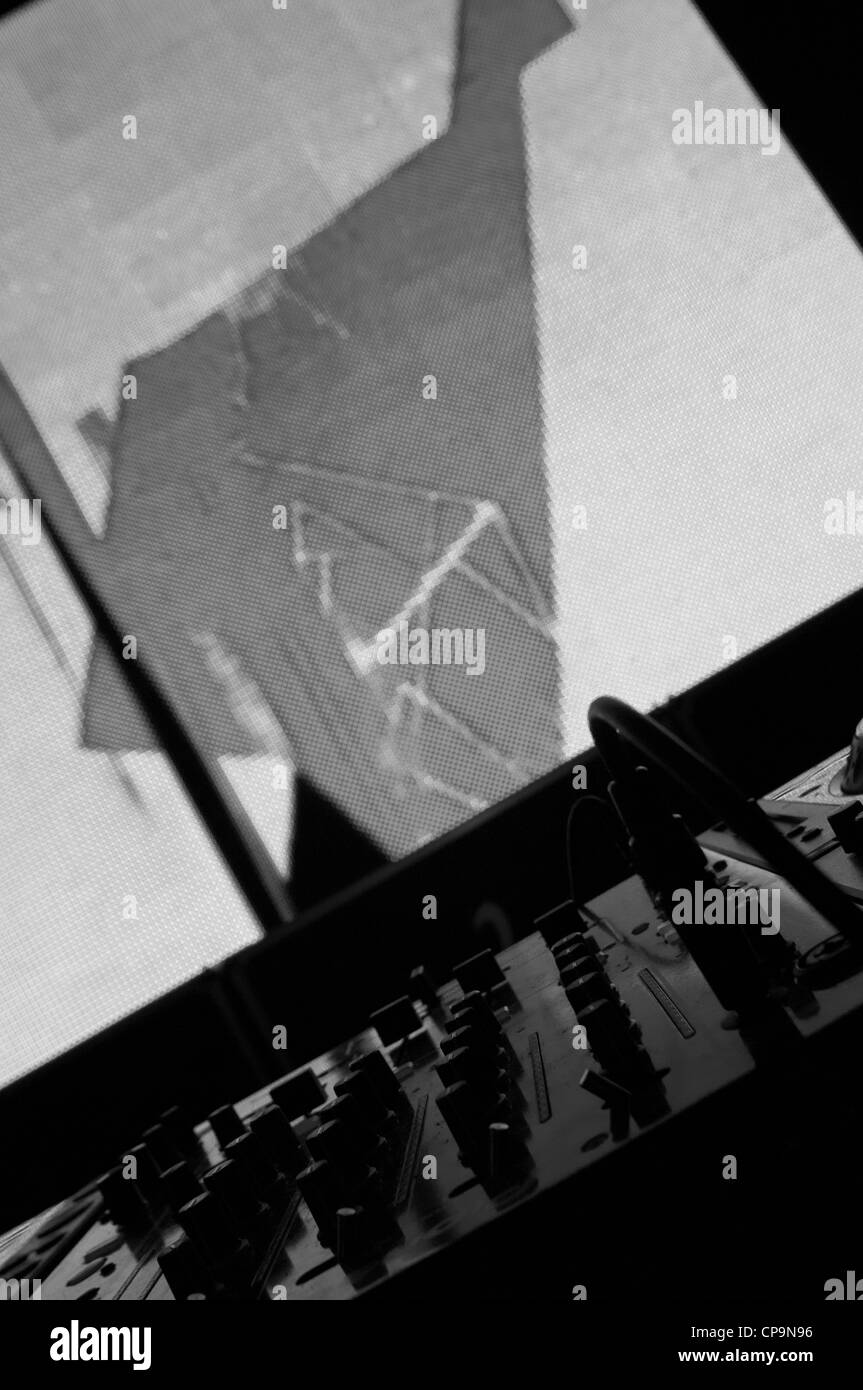 DJ Equipment Hintergrund in einem Musik-Club-Haus, B&W Foto Stockfoto