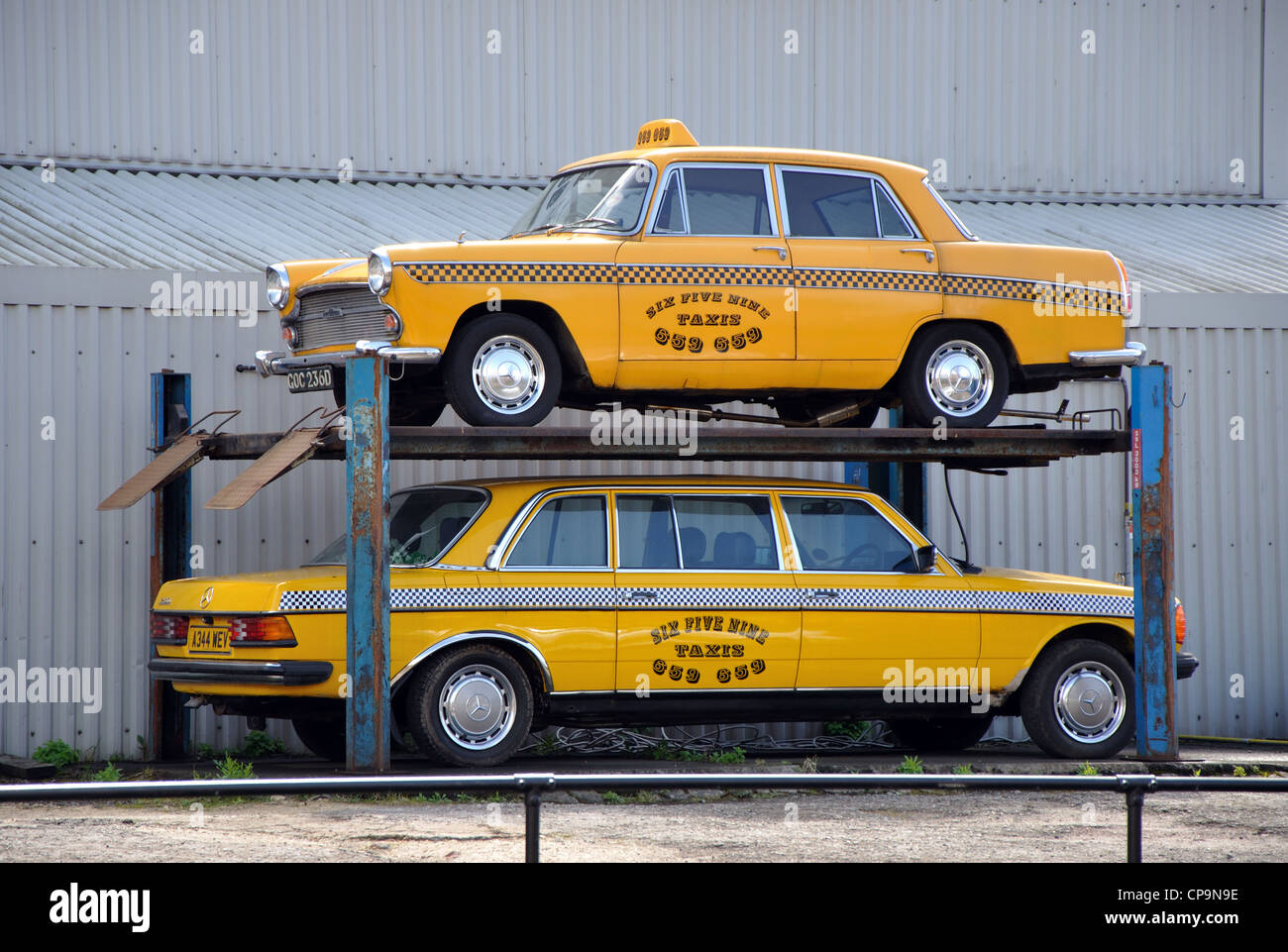 New York Stil gelbe Taxis geparkt auf Rampe, York, England, UK Stockfoto