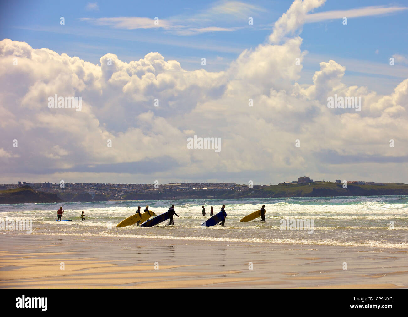 Surfer mit Brettern auf Perranporth Strand Cornwall UK Stockfoto