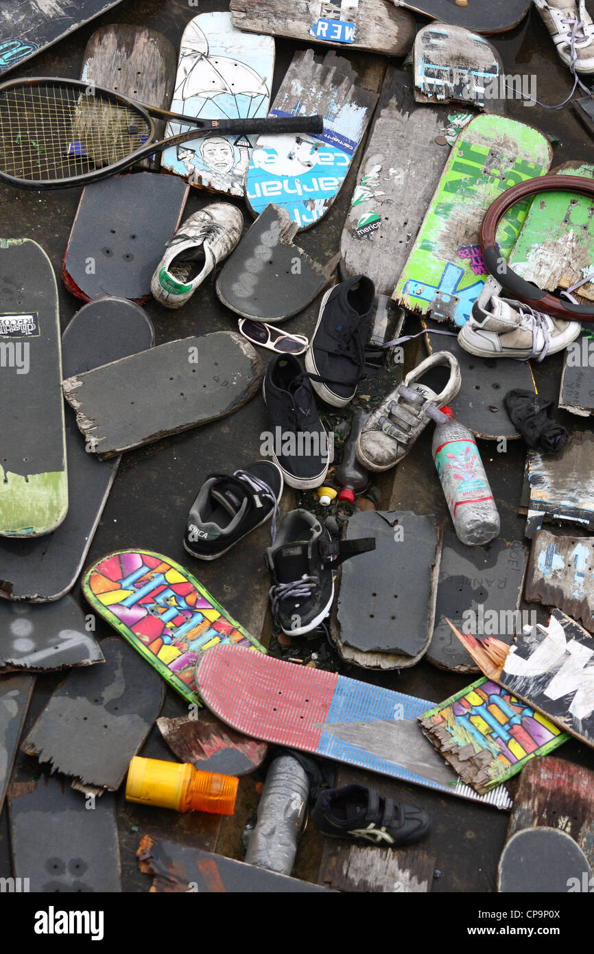 Kaputte Skateboards Stockfotos und -bilder Kaufen - Alamy
