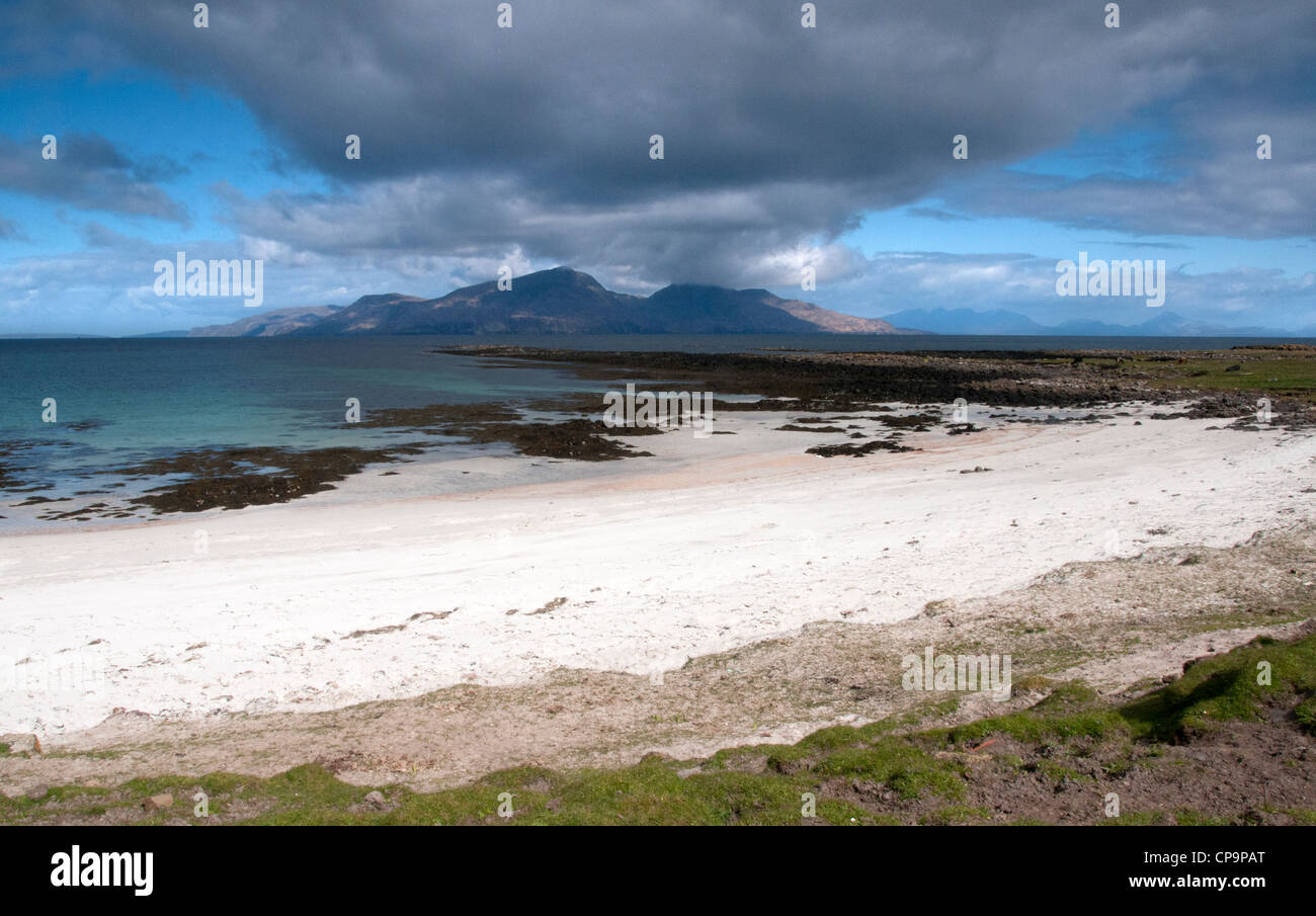 eine Landschaft der Bucht Galanach Isle Muck mit Insel-rum in den Boden vor der Westküste von Schottland zurück Stockfoto