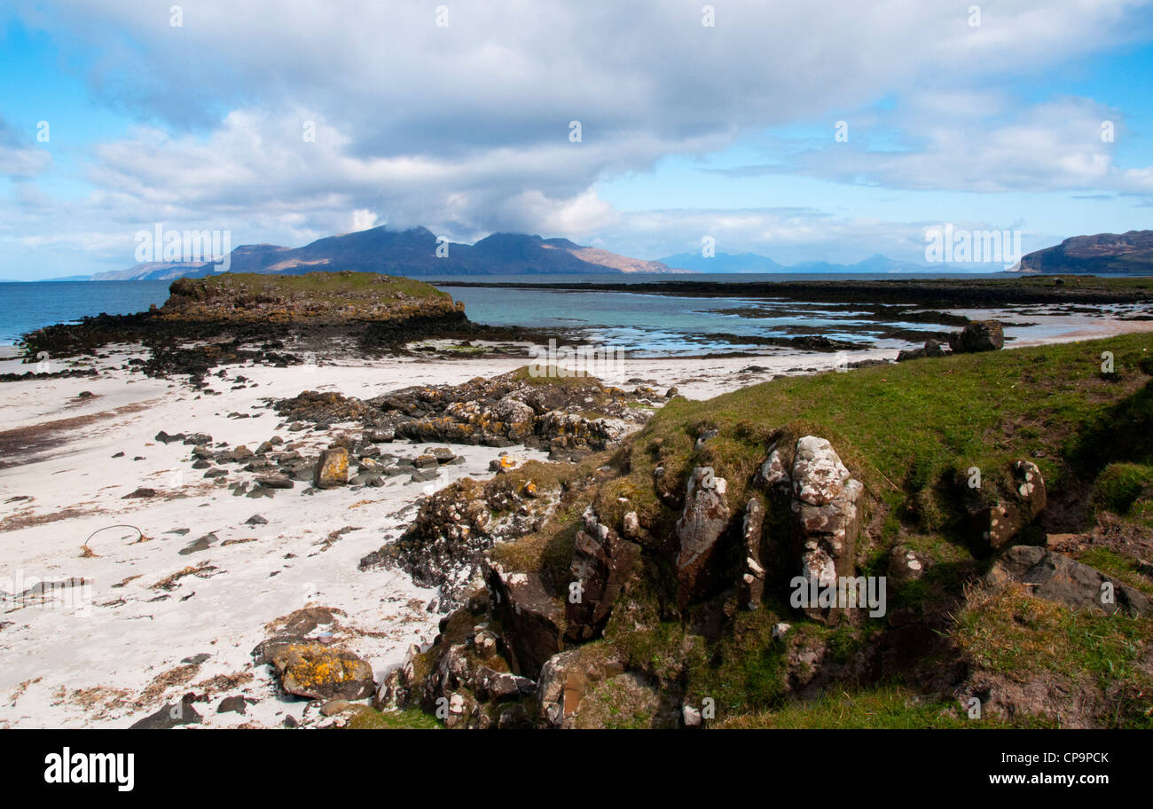 eine Landschaft der Bucht Galanach Isle Muck mit Rum in den Boden vor der Westküste von Schottland zurück Stockfoto