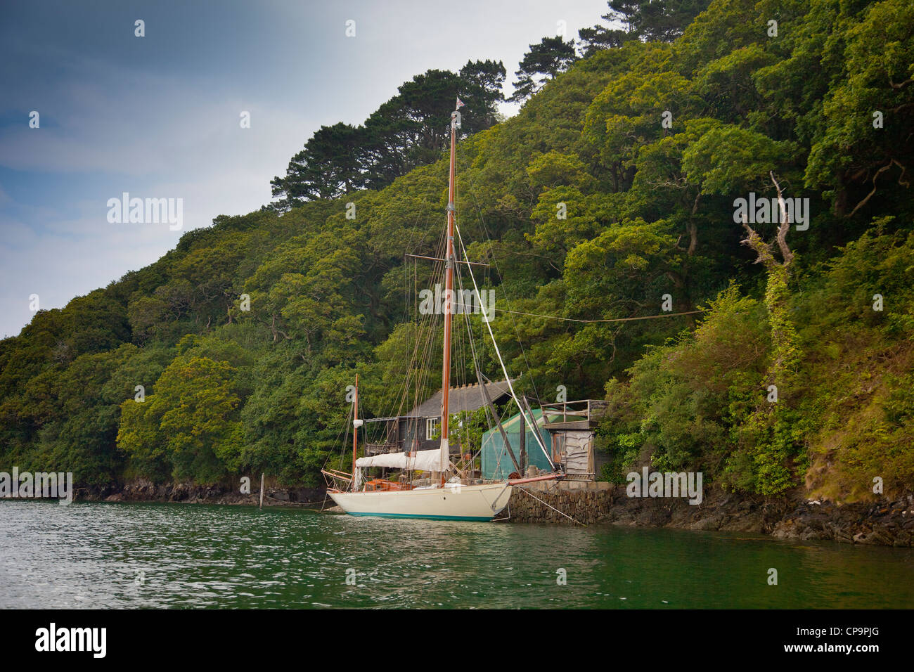 Eine Yacht vor Anker in einer Bucht des Helford River Cornwall England UK Stockfoto