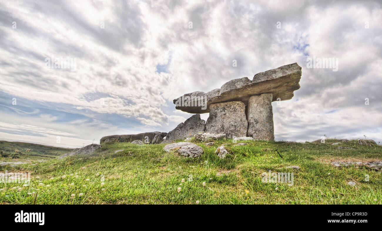 Der alten irischen Dolmen von Poulnabrone in die Burren, County Clare Stockfoto