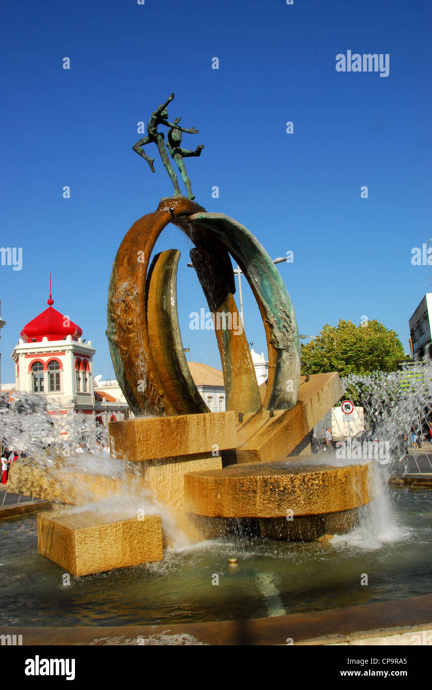 Brunnen & Bildhauerei am Largo de Gago Coutinho Quadrat., Loule, Portugal. Stockfoto