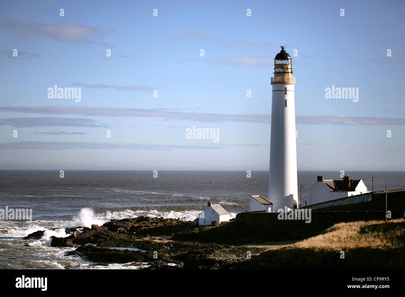 Die Wellen Crshing über die Felsen bei Montrose Leuchtturm an der Ostküste Schottlands. Stockfoto