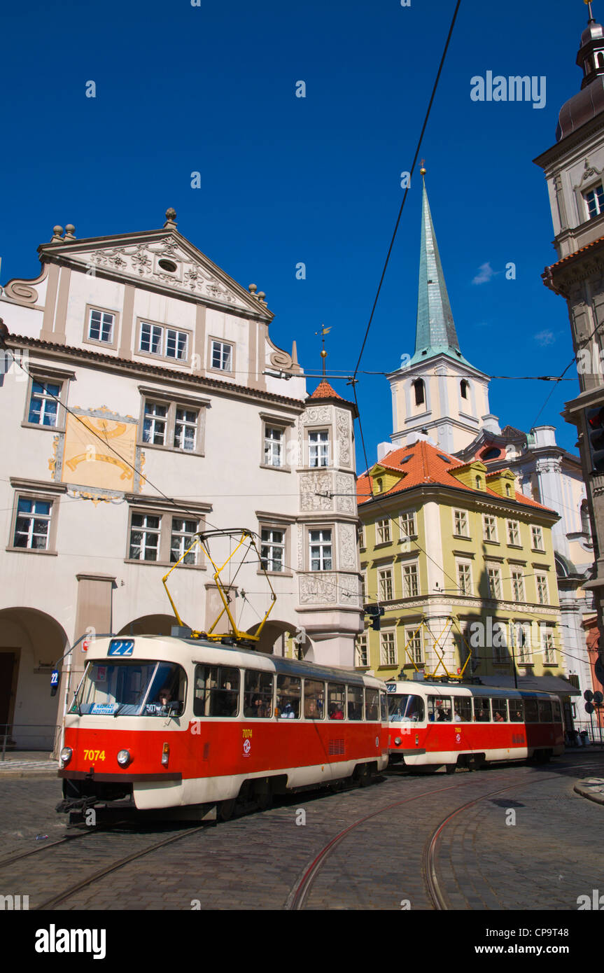 Straßenbahn am Malostranske Namesti Platz Mala Strana weniger Viertel Prag Tschechische Republik Europa Stockfoto