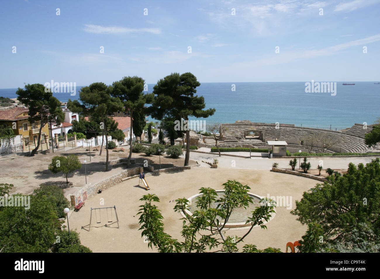 Spanien. Katalonien. Tarragona. Gärten von der Wunder-Park und die Stände des römischen Amphitheaters. Stockfoto