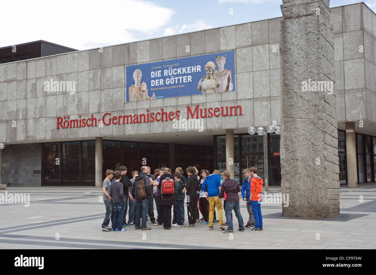 Schülerinnen und Schüler außerhalb des römisch-deutschen Museums Köln Stockfoto