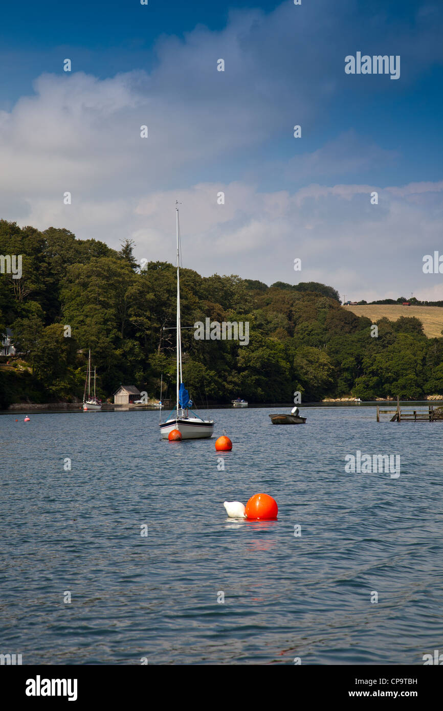 Eine kleine Jolle vor Anker in einer Bucht des Helford River Cornwall England UK Stockfoto