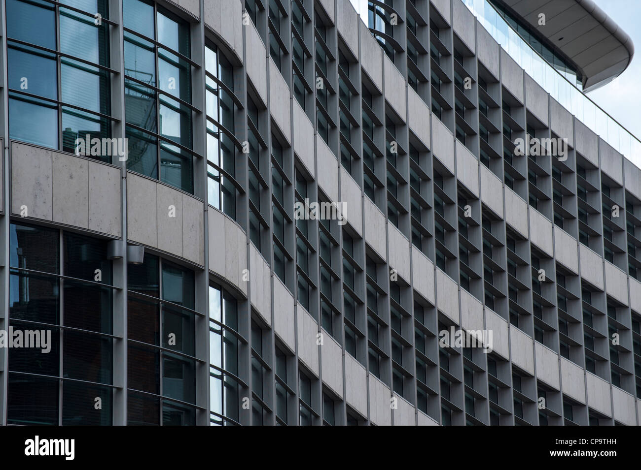 Moderne Glasbauten in London UK mit Spiegelung des Himmels Stockfoto