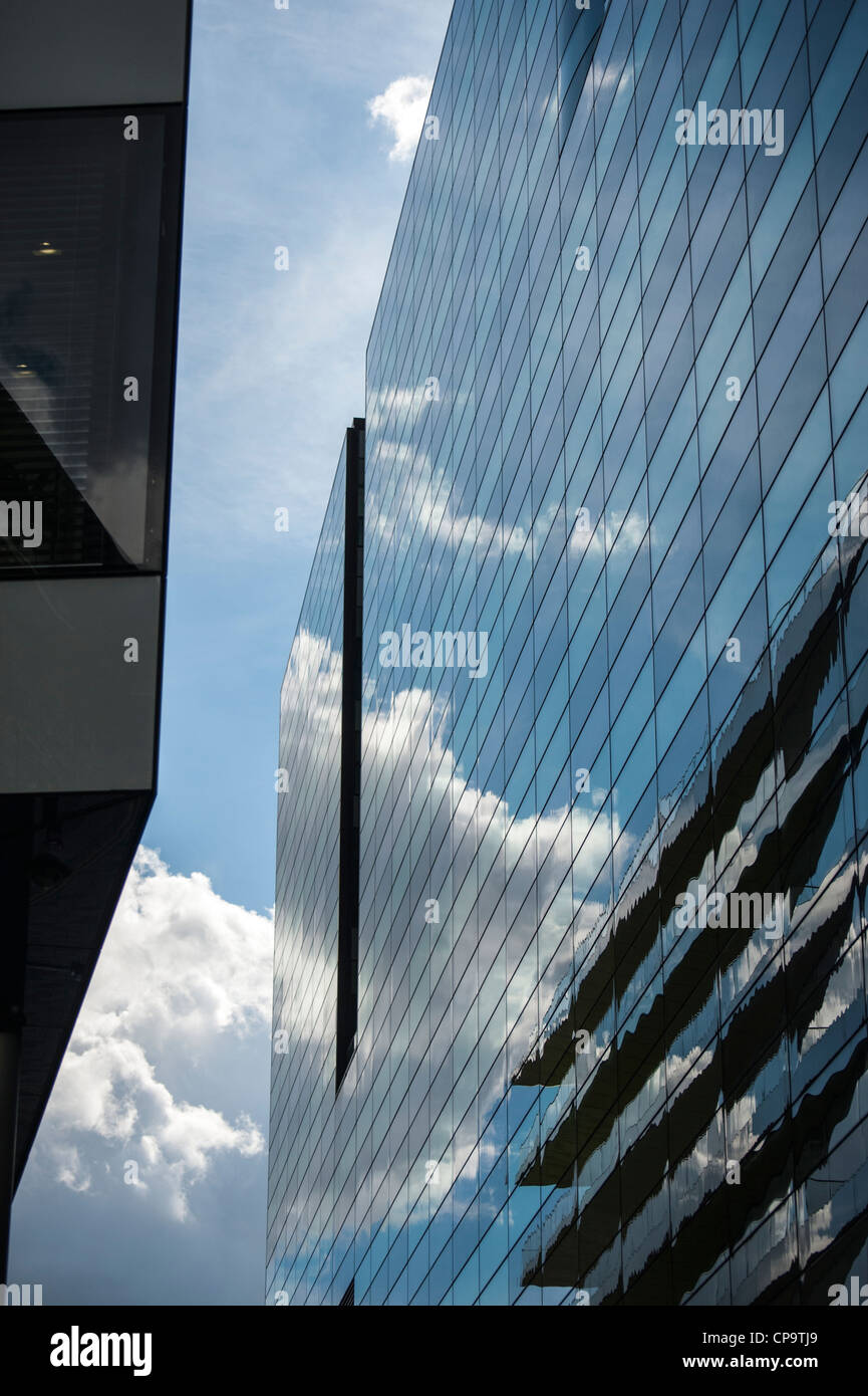 Moderne Glasbauten in London UK mit Spiegelung des Himmels Stockfoto
