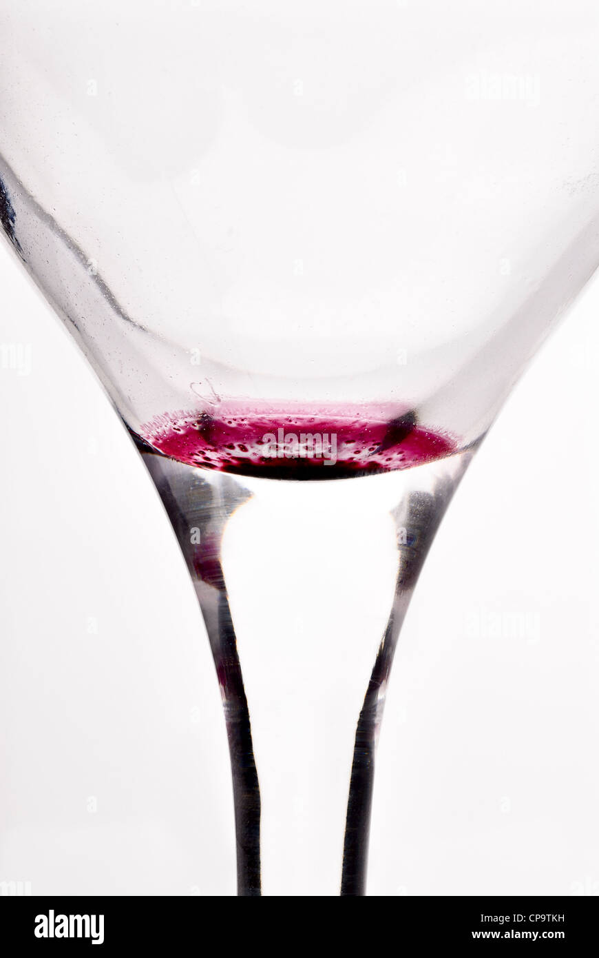 Bodensatz von Rotwein in einem leeren Glas, Vorderansicht Stockfoto