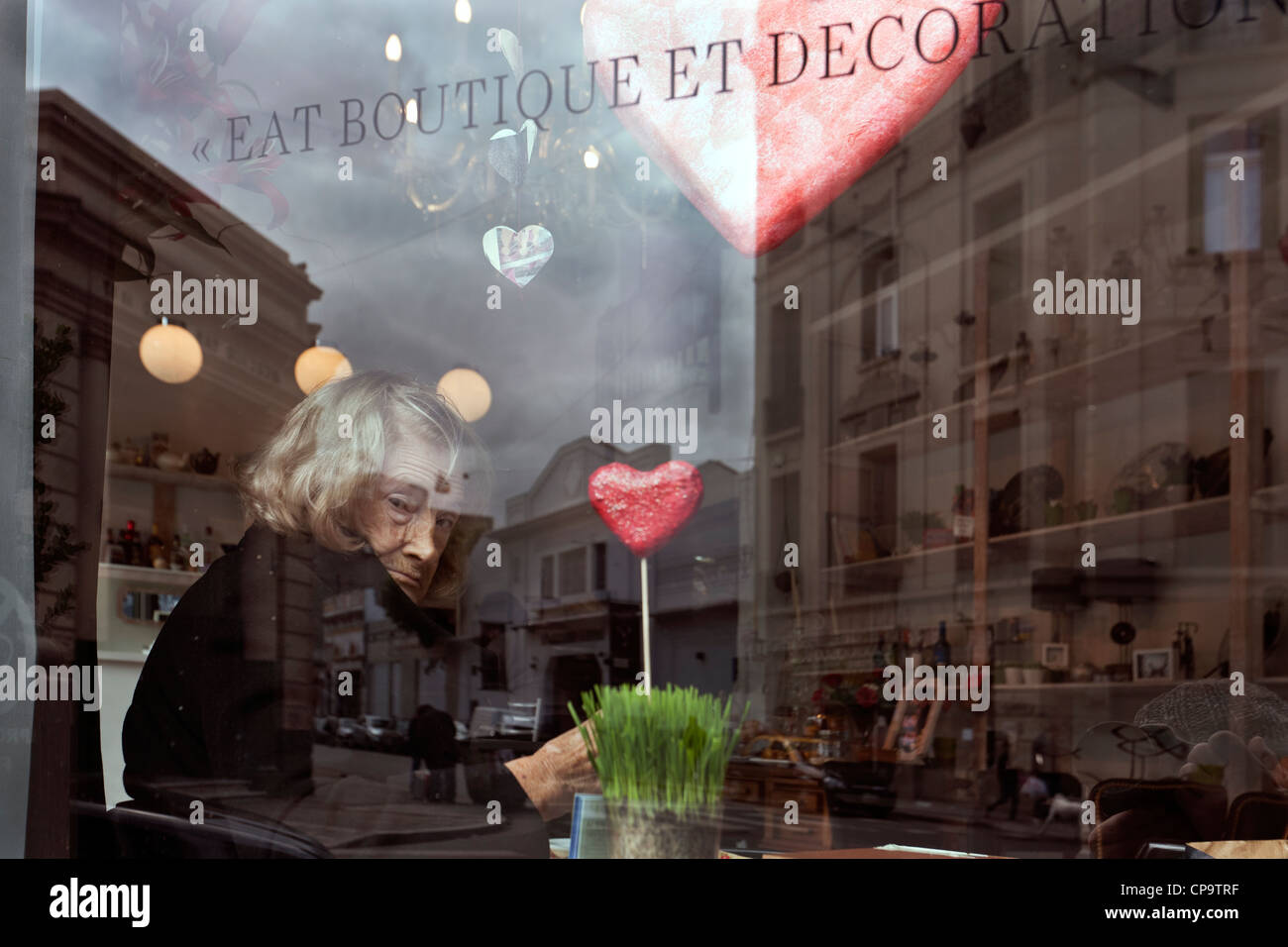 Alte Frau in einem Kunst-Dekoration-Café in San Telmo, Buenos Aires, Argentinien Stockfoto