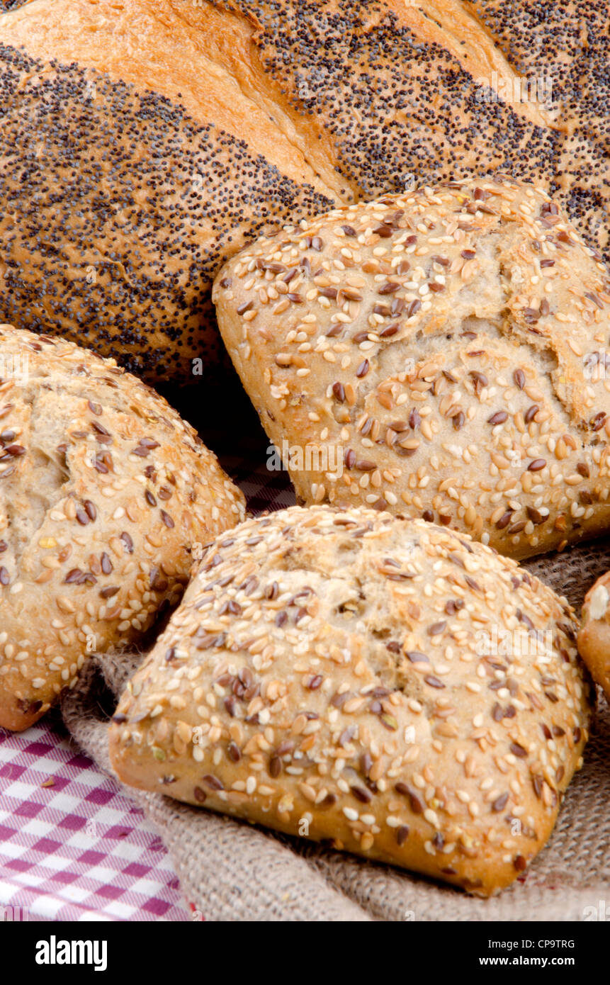 hausgemachte Mehrkorn Brötchen und Mohn Brot Stockfoto