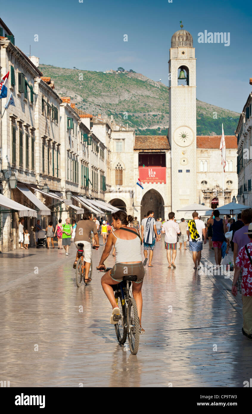 Radfahrer in Main Street Stadrun und Glockenturm im Hintergrund. Altstadt, Dubrovnik. Kroatien. Stockfoto