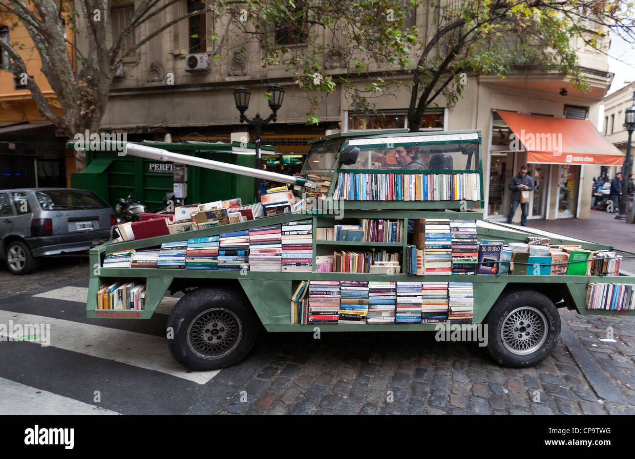 Künstlers Raul Lemesoff fährt sein Fahrzeug namens "Waffe der Masse Unterricht", durch die Straßen von Buenos Aires, Argentinien Stockfoto