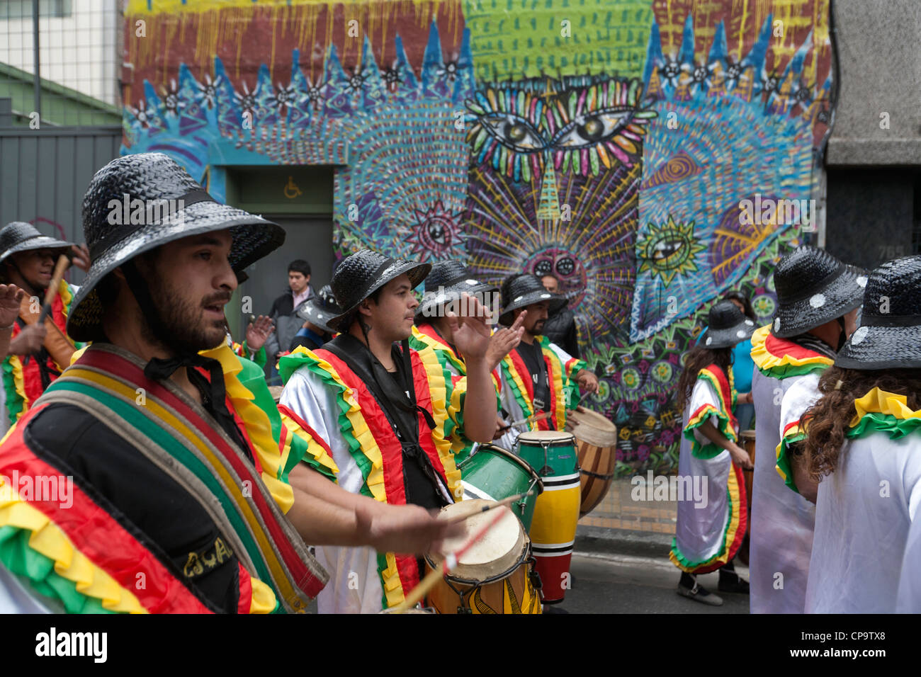Parade in der Straße von San Telmo am ersten Afro Descentes Karneval in Buenos Aires Argentinien Stockfoto