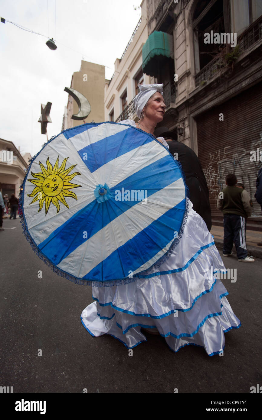 Frau tanzt auf der Straße von San Telmo in der erste Afro Descentes Karneval in Buenos Aires Argentinien Stockfoto