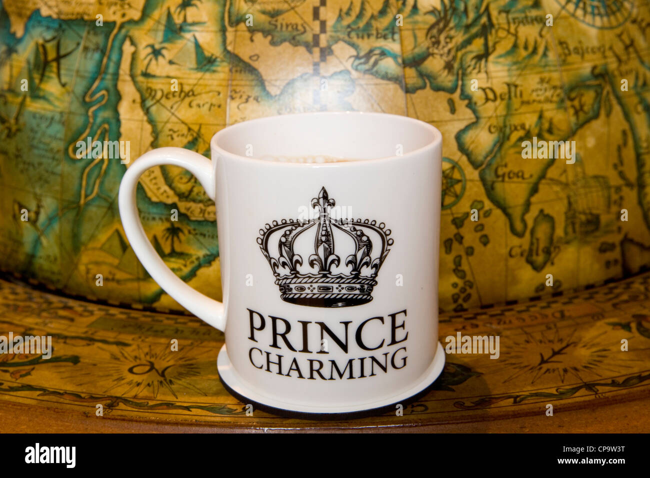 Prince Charming Tasse Tee auf Retro trinkt Globus Stockfoto