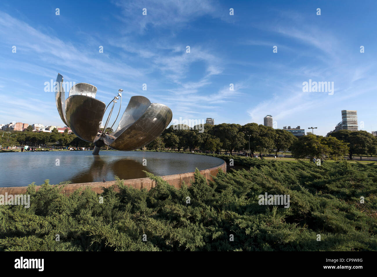 Floralis Genérica, befindet sich im Park der Vereinten Nationen in Recoleta. Buenos Aires. Von Architekt Eduardo Catalano. Stockfoto