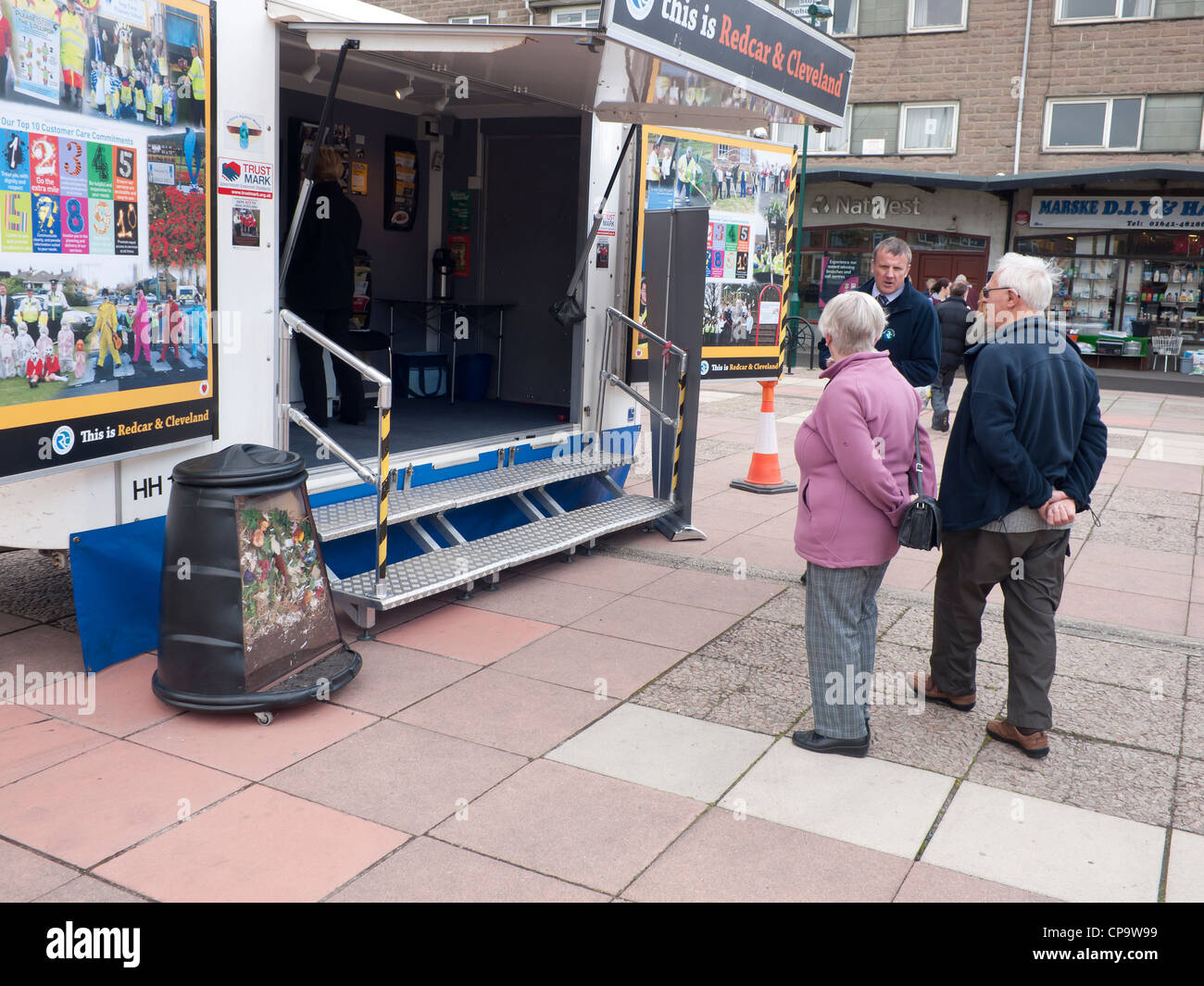 Älteres Ehepaar hören zu lokalen Ratsvertreter an tragbaren Informationskiosk Marske vom Meer Redcar und Cleveland Stockfoto