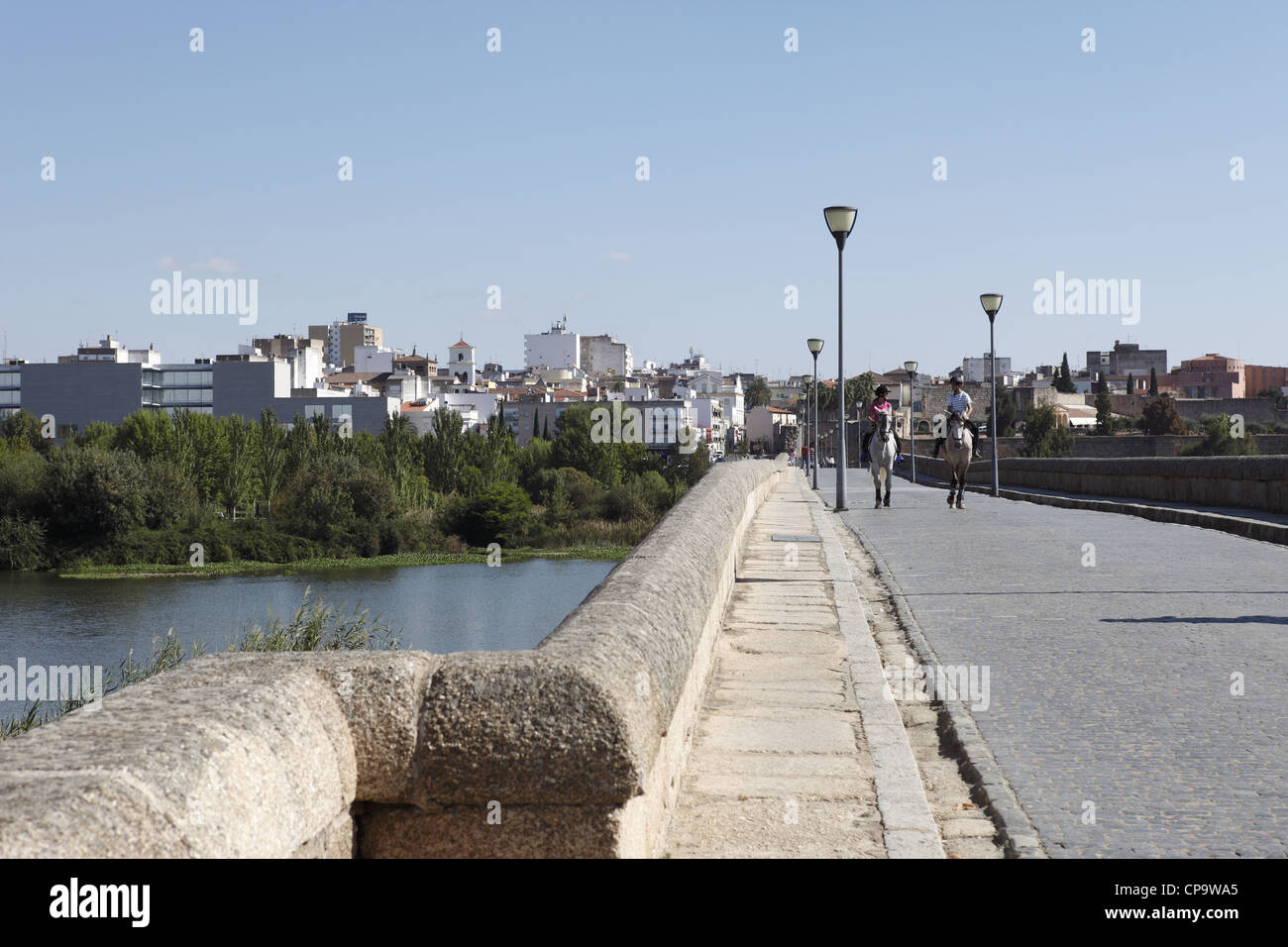 Die römische Brücke überquert den Fluss Guadiana in Mérida, Extremadura, Spanien Stockfoto